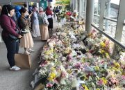Karangan Bunga Penuhi Lokasi Kecelakaan Kereta di Bekasi