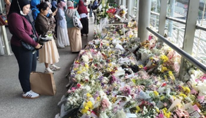 Karangan Bunga Penuhi Lokasi Kecelakaan Kereta di Bekasi