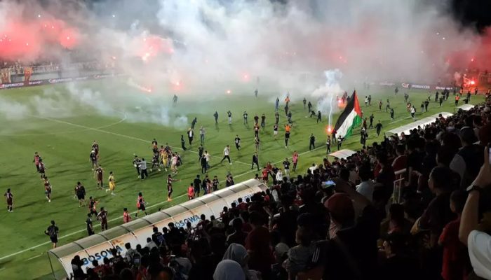 Gawang Stadion Jadi Sasaran Amuk Suporter Usai Persib Bandung Tumbangkan PSM 2-1