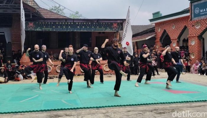 Belasan Pesilat Italia Unjuk Jurus di Kota Sukabumi