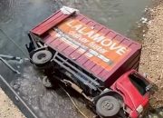 Tali Gas Putus di Tanjakan, Truk Bermuatan Kimia Terjun ke Sungai di Cigudeg Bobor