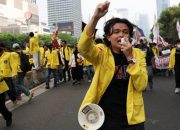 Barikade Polisi Hadang Massa Mahasiswa di Sudirman