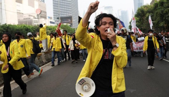 Barikade Polisi Hadang Massa Mahasiswa di Sudirman