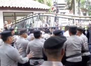 Tuntut Evaluasi MBG dan Usut Dugaan Korupsi BGN, Mahasiswa Subang Robohkan Pintu Gerbang DPRD