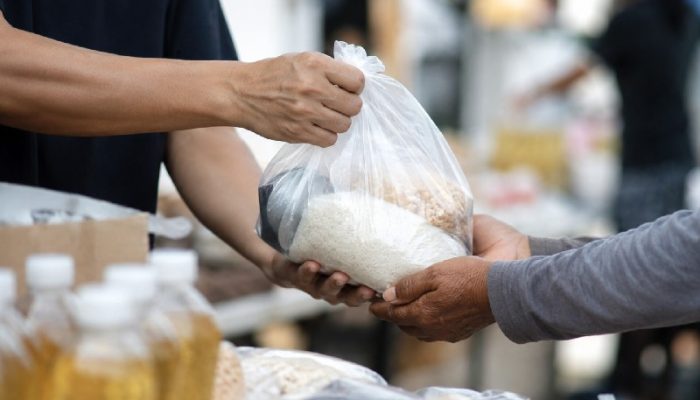 Manfaat dan Balasan Orang yang Gemar Bersedekah