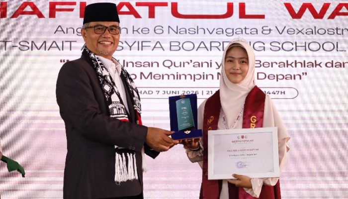 Ince Aqila Dinobatkan sebagai Lulusan Terbaik SMPIT As-Syifa Subang
