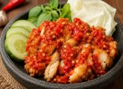 Cara Membuat Sambal Geprek Merah Menyala, Cocok untuk Ayam dan Tempe