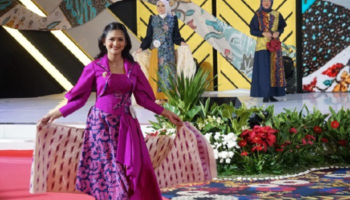 Ega Anjani Tampil Memukau di PKJB 2026, Angkat Batik Ganasan dan Karya Desainer Muda Subang
