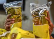 Berbau Solar dan Pekat, Warga Ramai-ramai Kembalikan MinyaKita