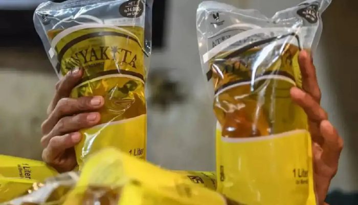 Berbau Solar dan Pekat, Warga Ramai-ramai Kembalikan MinyaKita