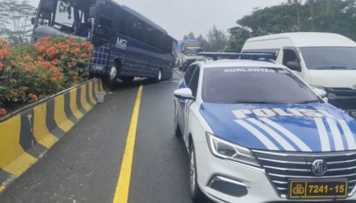 Bus MGI dan Truk Tabrakan di Tol Cipularang KM 101, Jalur Arah Bandung Macet Total hingga 20 Kilometer