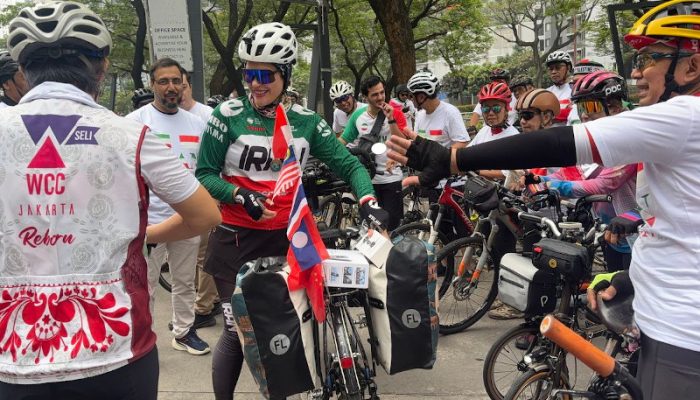 Bawa Misi Perdamaian, Pesepeda Asal Iran Arezoo Eskandari Tiba di Jakarta Setelah Lintasi Asia