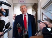 Trump Ngambek, Tinggalkan Wawancara dan Injak Mikrofon