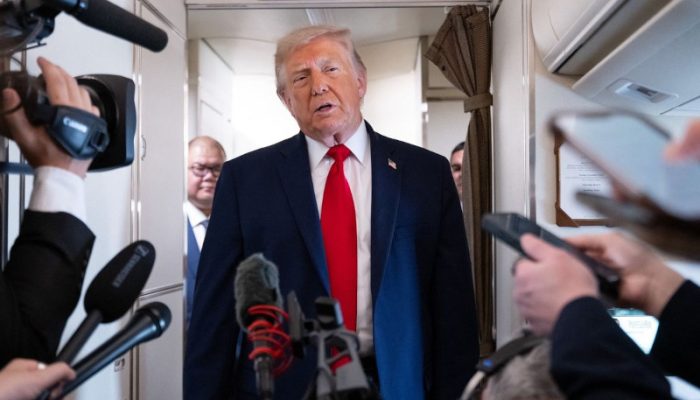Trump Ngambek, Tinggalkan Wawancara dan Injak Mikrofon