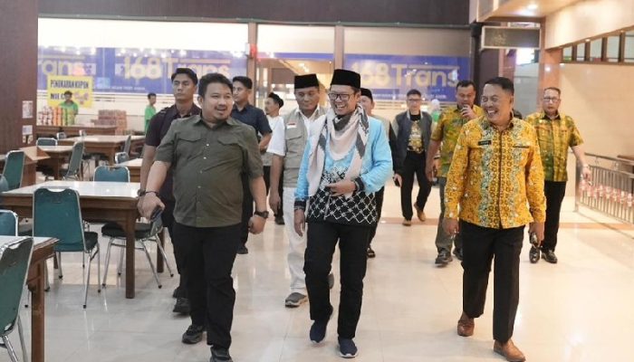 Momen Hangat Bupati Rey dan Wabup Agus Masykur Saat Jemaah Haji Subang Tiba di Tanah Air