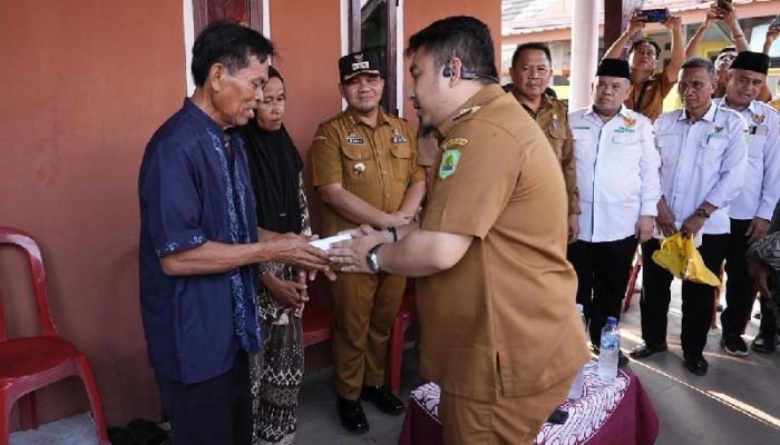Bupati Subang Serahkan Santunan untuk Keluarga Kru Sisingaan Korban Tersengat Listrik di Cikarang