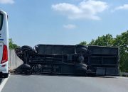 Truk Towing Terbalik di Tol Cipali KM 117 Subang Arah Jakarta, Diduga Sopir Mengantuk