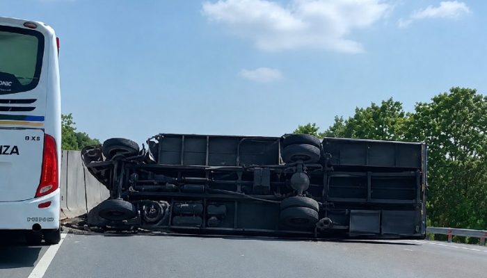 Truk Towing Terbalik di Tol Cipali KM 117 Subang Arah Jakarta, Diduga Sopir Mengantuk