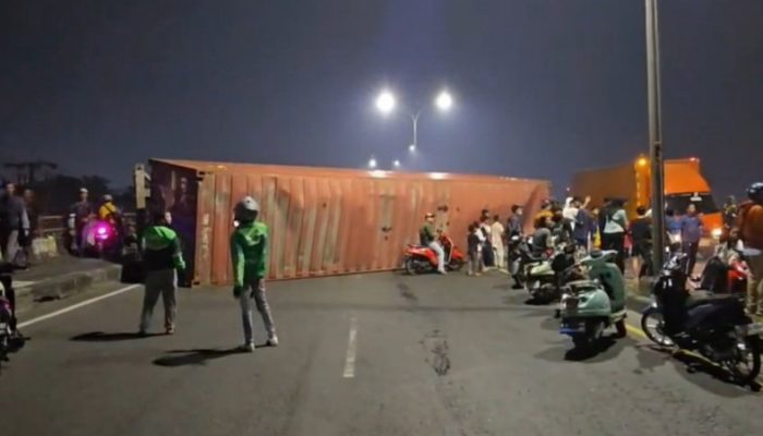 Truk Kontainer Muatan 30 Ton Gagal Menanjak dan Terbalik di Flyover Kranji, Jalur Jakarta-Bekasi Macet Total