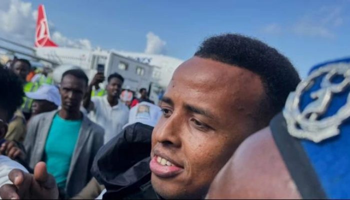Ditolak Masuk AS dan Dipulangkan, Wasit Piala Dunia Omar Artan Disambut Bak Pahlawan di Somalia