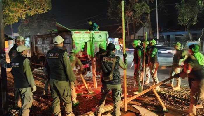 Kerap Jadi Tempat Pesta Miras dan Buang Sampah, 23 Kios Liar di Jalur Cianjur-Bandung Dibongkar