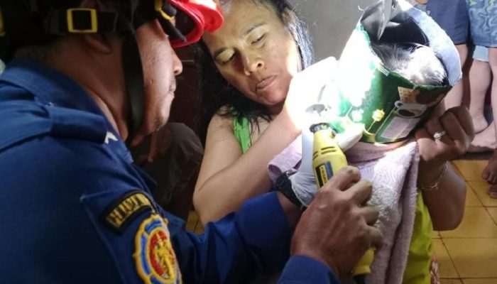 Kepala Balita Tersangkut Kaleng Biskuit, Petugas Damkar Ciamis Turun Tangan