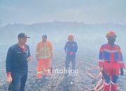 Puluhan Personel Diterjunkan Padamkan Kebakaran di Eks TPA Panembong Subang