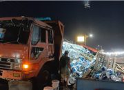 Truk Fuso Tumpahkan Puluhan Ember Cat di Jalur Subang-Purwakarta