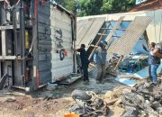 Diduga Rem Blong, Truk Kontainer di Cirebon Hantam Warung