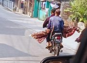 Viral Jenazah Dibawa Naik Motor di KBB, Ternyata Dipindahkan ke Makam Keluarga